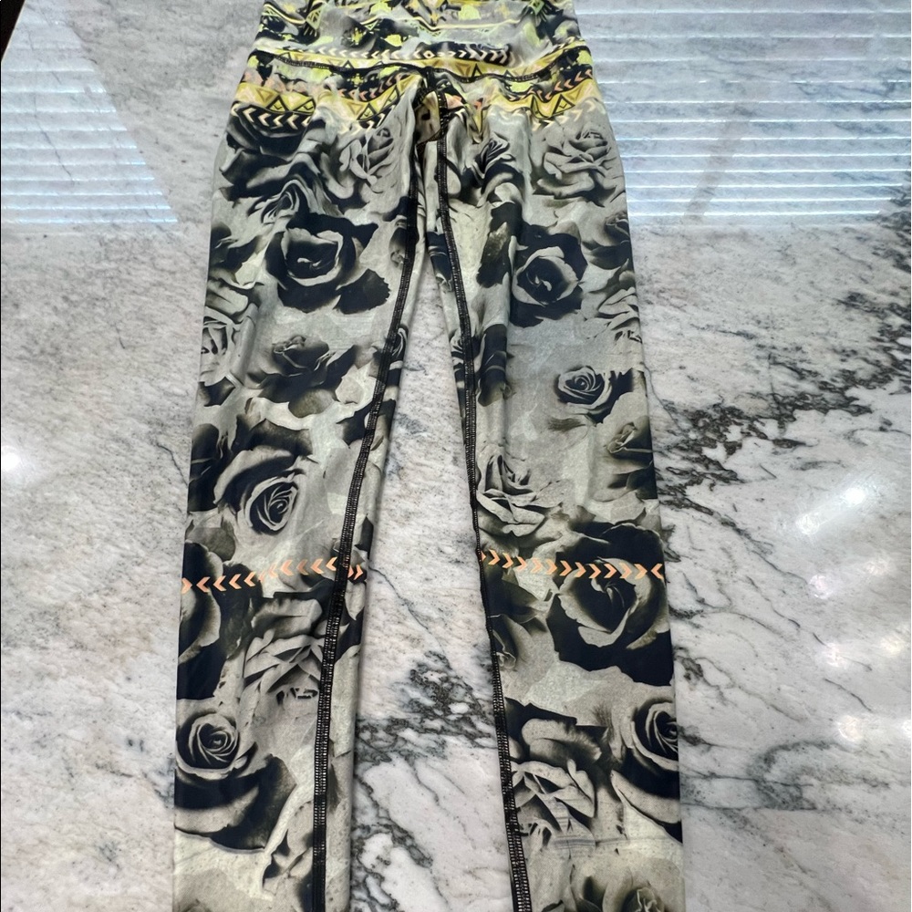 5 for $20 Teeki xs full length leggings like new